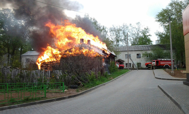 На ул. Грибоедова сгорел дом (фото, видео)