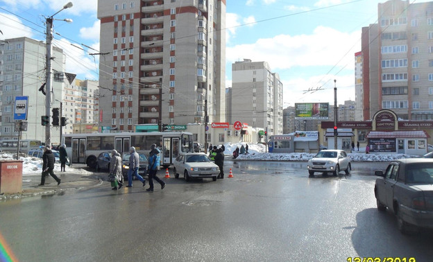 На улице Юровской в Кирове «ВАЗ» сбил 23-летнюю девушку