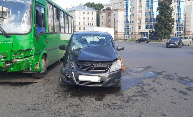 В Кирове пассажирский автобус попал в ДТП. Есть пострадавшие
