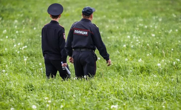 Юрьянские полицейские на руках вынесли из леса обессилевшего мужчину