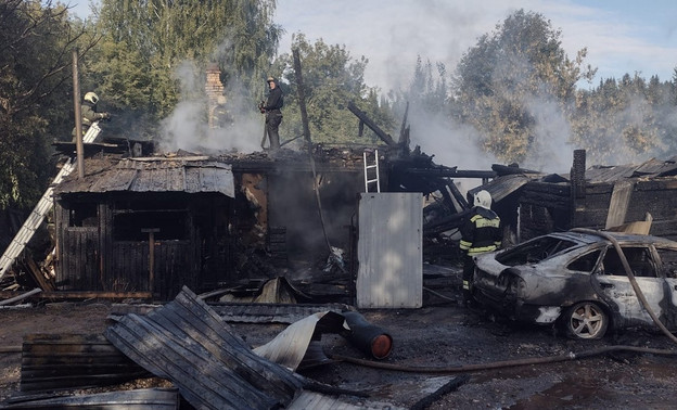 Пожар в частном доме в районе Учхоза тушили шесть расчётов МЧС