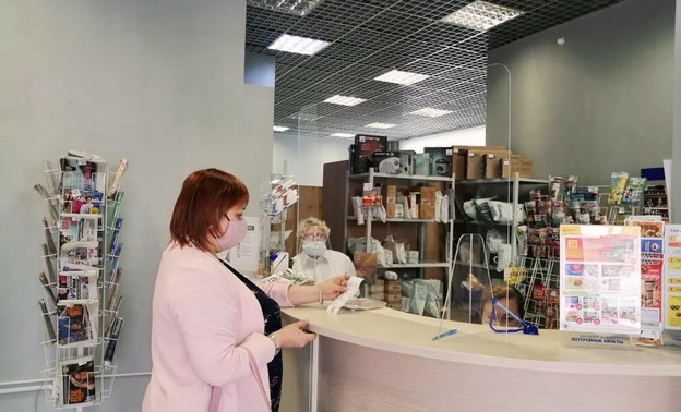В почтовых отделениях Кирова установили защитные экраны из оргстекла