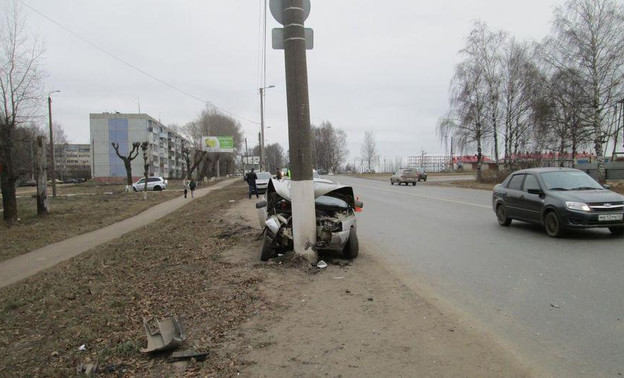 В Нововятске кировчанка на «десятке» вместе с маленьким сыном врезалась в столб