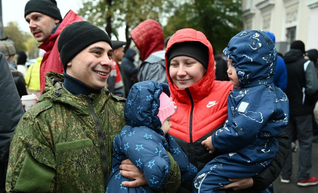 Рыба, дрова, живые бараны: какие меры поддержки ввели в регионах для семей мобилизованных