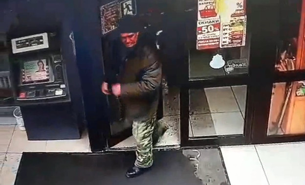 Кировчанин забрал из банкомата забытые кем-то деньги: теперь его ищет полиция