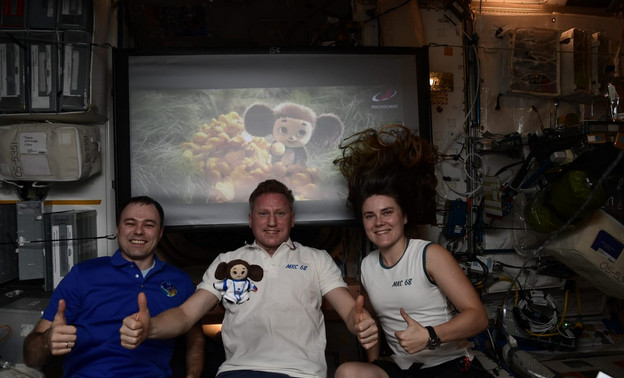«Чебурашку» показали экипажу Международной космической станции