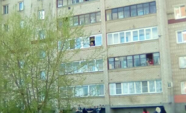 Следком начал проверку после происшествия с мальчиком, который висел на балконе шестого этажа