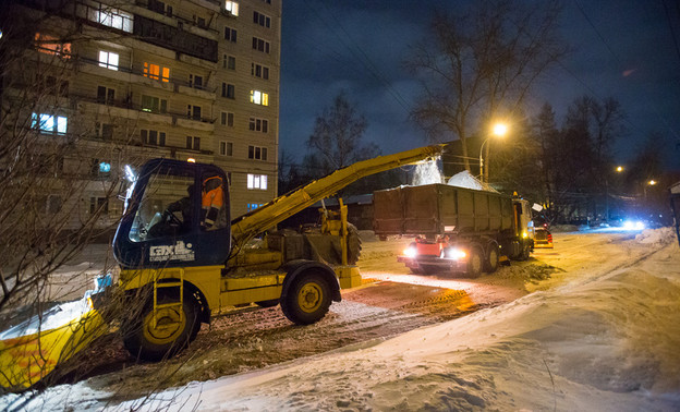 Минувшей ночью с улиц Кирова вывезено более 3 тысяч кубометров снега
