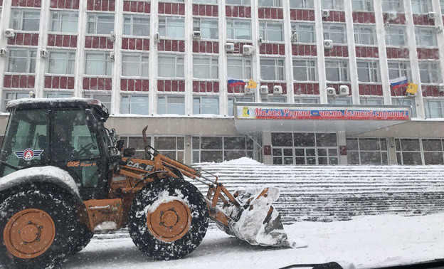 Самые важные новости Кирова 23 апреля. Город завалило снегом, подрядчики и УК не справляются с ситуацией