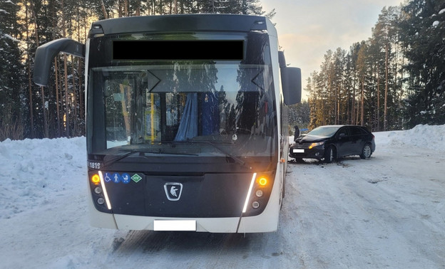 В Слободском районе столкнулись автобус и иномарка