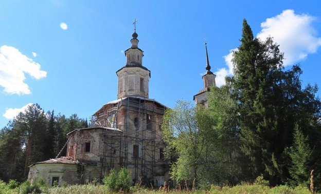 В Кировской области законсервировали две церкви и колокольню XVII века