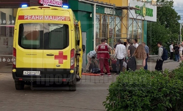 На улице Горького рабочий упал с высоты