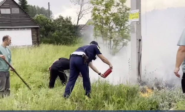 Кировские автоинспекторы помогли потушить пожар