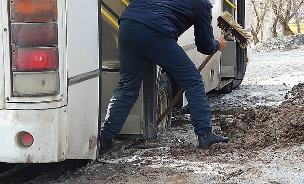 В Омутнинске автобус провалился в глиняную яму