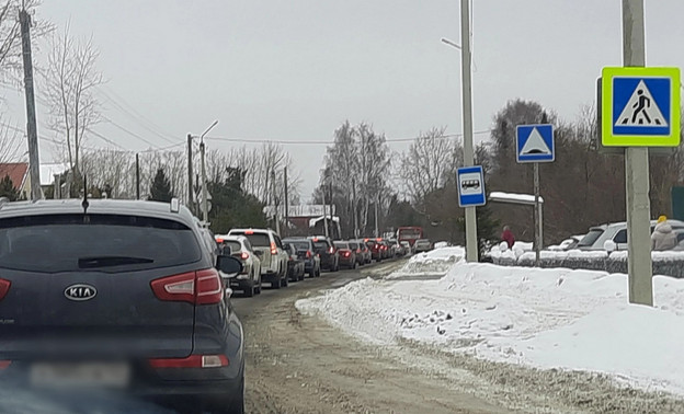 В Кирове образовалась шестикилометровая пробка до Порошино