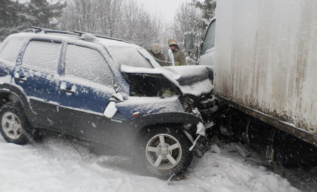 В Нагорске «Нива» врезалась в грузовик: есть погибший
