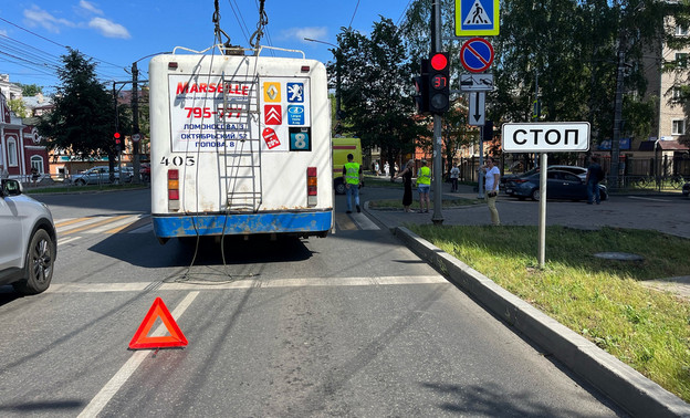 В центре Кирова мужчину сбил троллейбус