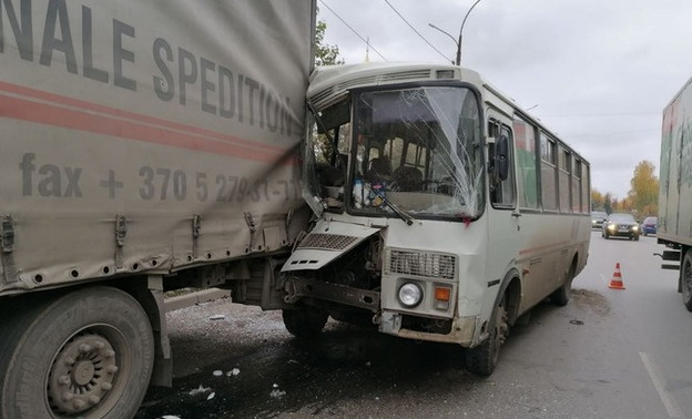 В Кирове городской автобус врезался в грузовик. Пострадал несовершеннолетний пассажир
