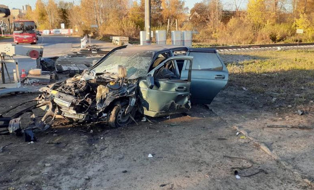 Четыре человека получили травмы: пьяный бесправник врезался в ограждение ж/д переезда в Кирове