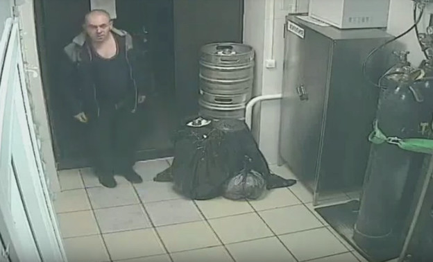 Полиция ищет мужчину, который обокрал кафе на Октябрьском проспекте
