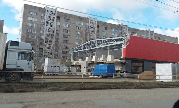 Фото дня: рухнувшие стены спорткомплекса на ул. Воровского строят заново