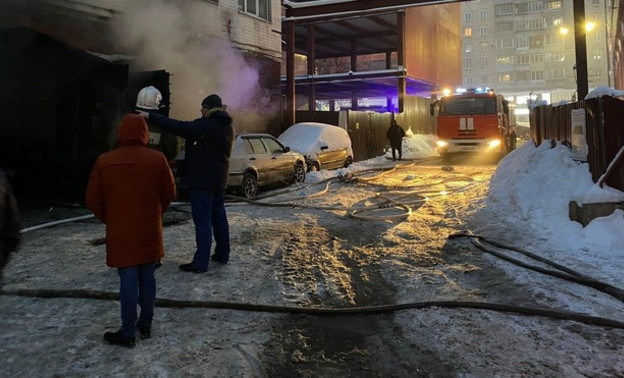 В Кирове произошёл пожар в автосервисе. Пострадали 5 транспортных средств