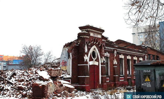 Старинное здание прачечной на улице Московской начали сносить