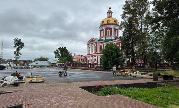 В Кирове проверили ход работ по благоустройству площади у Спасского собора