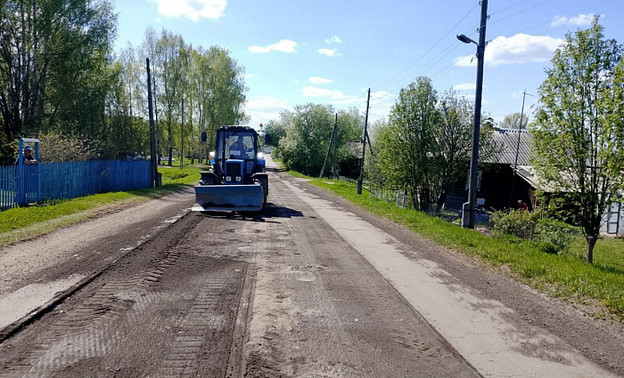В деревне Кучелапы ремонтируют улицу