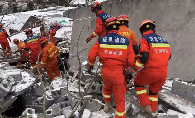 Более 40 человек пропали, 500 эвакуировали: последствия оползня в Китае
