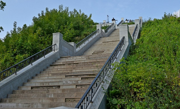 На улицах Кирова отремонтируют 12 лестниц