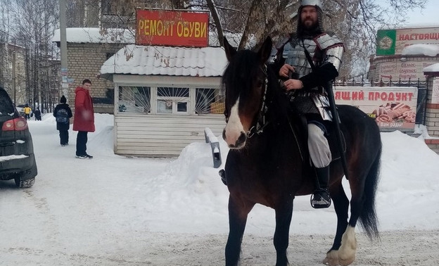 В Кирово-Чепецке вятский воевода на коне поздравляет женщин с наступающим 8 Марта