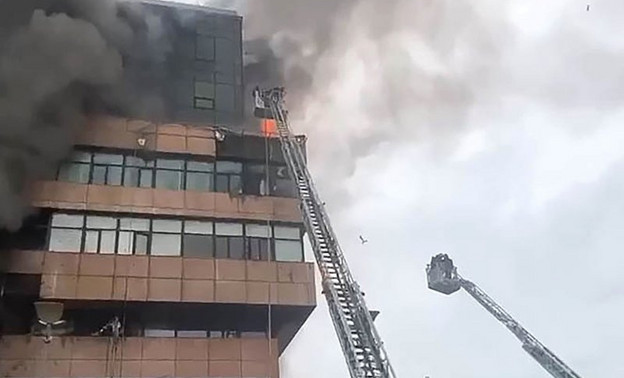 В Москве локализовали крупный пожар в бизнес-центре. В здании могут оставаться люди