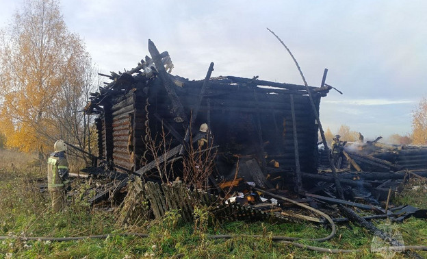 Внучка спасла 93-летнюю бабушку из горящего дома в Омутнинском районе