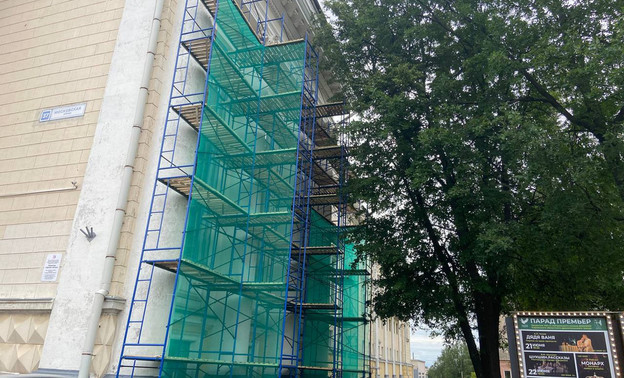В Кирове начали ремонтировать фасад драмтеатра