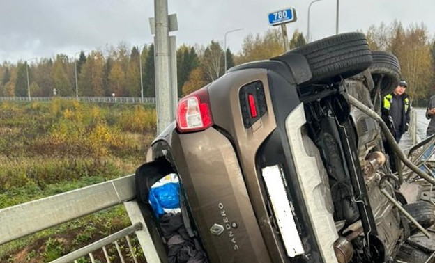 На трассе в Омутнинском районе перевернулся автомобиль Renault Sandero