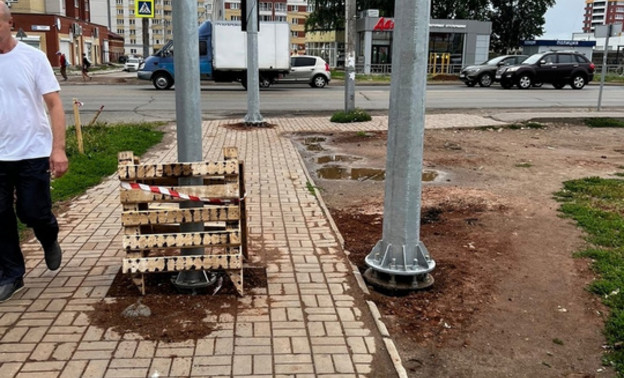В администрации Кирова объяснили, почему светофор установлен посреди тротуара