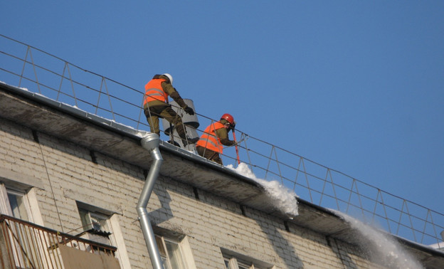 В Кирове от снега и сосулек очистили 1100 крыш
