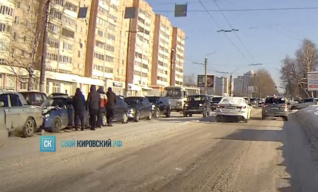 В Кирове на Московской столкнулись пять автомобилей. Видео