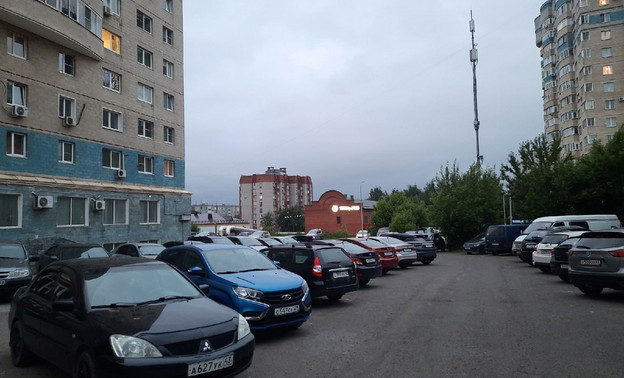 Незаконная парковка, шлагбаум и бетонные блоки: улица Горького, соединяющая Московскую и Преображенскую, стала непроезжей