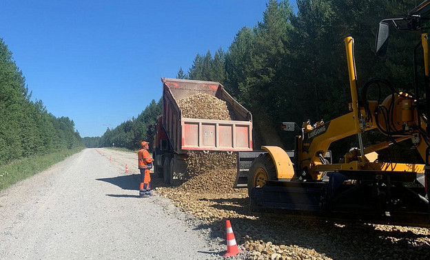 На ремонтируемом участке дороги Вазюк - Опарино начали выкладывать щебневый слой