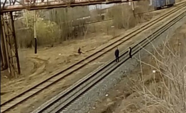 Кировские подростки качались на верёвке над железной дорогой
