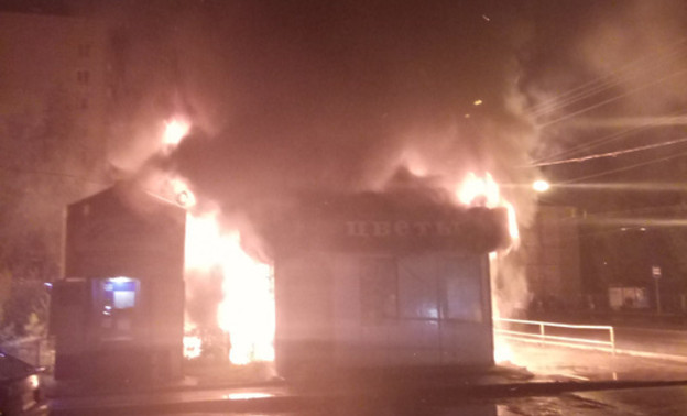 Ночью на улице Воровского сгорели три ларька. Фото