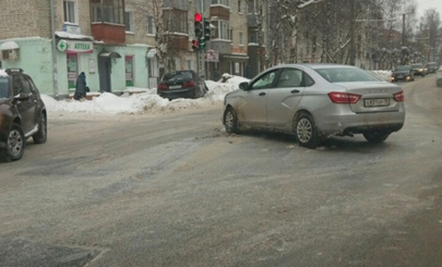 На Щорса водитель BMW снёс светофор