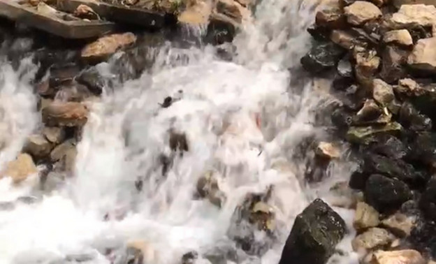 В Кирове на реке Сорке появился мини-водопад
