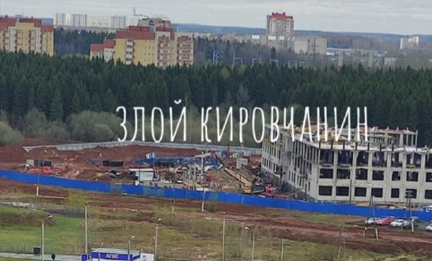 На месте строительства школы в Кирове упал кран. Погиб человек