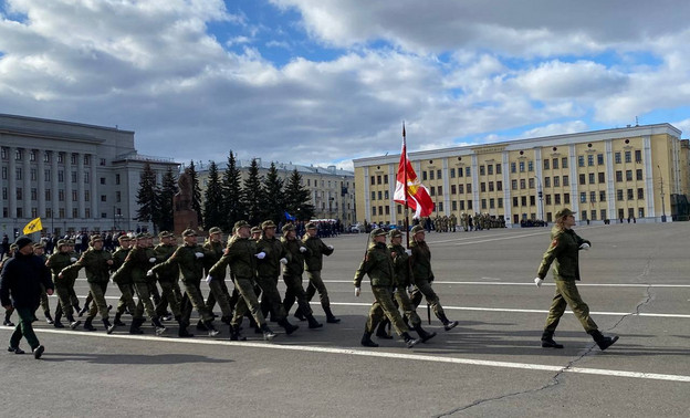 В Кирове на Театральной площади репетируют парад на 9 мая