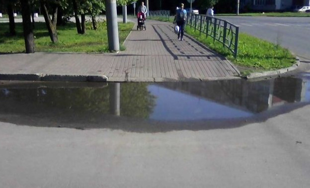 В Кирове составляют список тротуаров и пешеходных переходов, которые топит водой