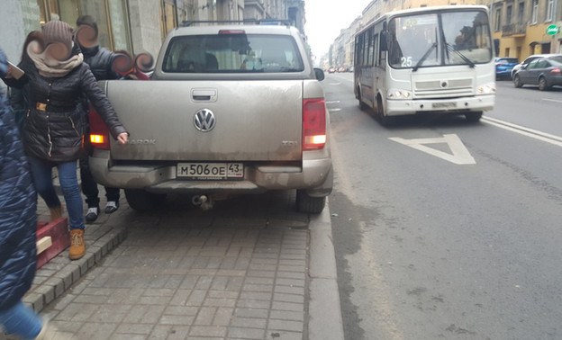 Петербуржцы возмутились тем, как кировчанин припарковал свой пикап на одной из улиц северной столицы