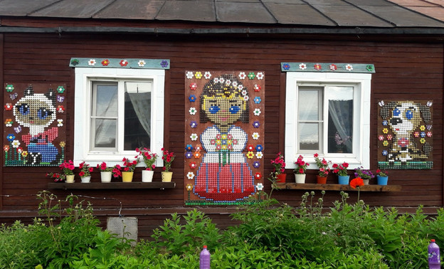 Мастерица из Слободского украсила дом мозаикой из пластиковых крышек